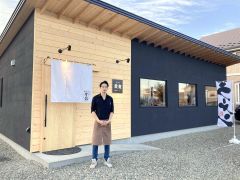 黒色と木目を基調とした落ち着いた新店舗の外観