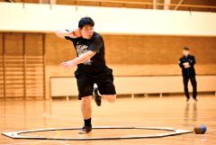 気迫を込めて砲丸投げの練習に打ち込む朝倉さん（金野和彦撮影）