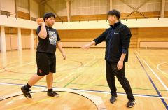顧問の尾崎教諭（右）のアドバイスに耳を傾ける朝倉さん（金野和彦撮影）
