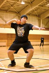 気迫を込めて砲丸投げの練習に打ち込む朝倉さん（金野和彦撮影）