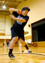 気迫を込めて砲丸投げの練習に打ち込む朝倉さん（金野和彦撮影）
