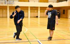 顧問の尾崎教諭（左）のアドバイスに耳を傾ける朝倉さん（金野和彦撮影）