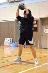 練習用の大きなボールを投げる伊場さん