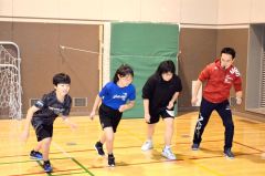 ダッシュの練習をする伊場さん（右から２人目）