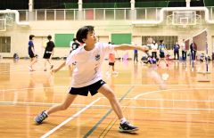 子どもたちは素早く反応し、黙々と羽根を追う