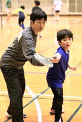 子どもたち一人ひとりにじっくりと指導する西山代表（左）