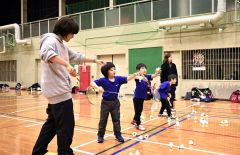 小さな子どもたちは基礎から一生懸命に練習する