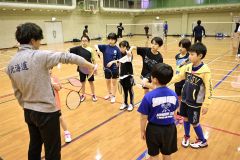 クラブのＯＢ（左）が子どもたちを指導している