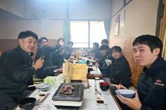 農業機械の会社の社員が団体で訪れていた