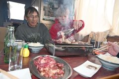 次々と肉を焼いていく来店客。手前は人気メニューのジンギスカンとサガリ