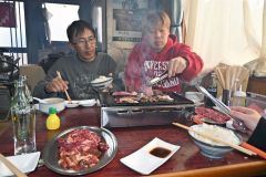 次々と肉を焼いていく来店客。手前は人気メニューのジンギスカンとサガリ
