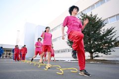 氷点下の中、ミニハードルやラダートレーニングに取り組む部員たち（須貝拓也撮影）