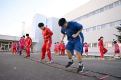 氷点下の中、ミニハードルやラダートレーニングに取り組む部員たち（須貝拓也撮影）