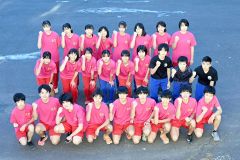 現在の部員は１年生８人、２年生２１人。寒い冬の練習を乗り越え、夏の大会の全国大会を目指す（須貝拓也撮影）