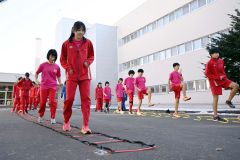 氷点下の中、ミニハードルやラダートレーニングに取り組む部員たち（須貝拓也撮影）