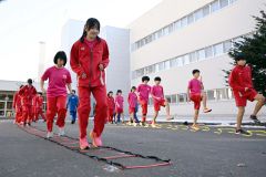 氷点下の中、ミニハードルやラダートレーニングに取り組む部員たち（須貝拓也撮影）