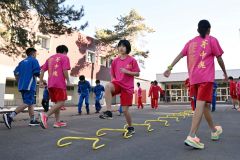 氷点下の中、ミニハードルやラダートレーニングに取り組む部員たち（須貝拓也撮影）