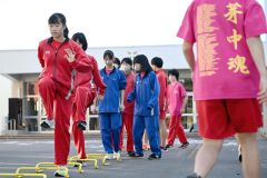 氷点下の中、ミニハードルやラダートレーニングに取り組む部員たち（須貝拓也撮影）