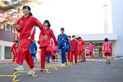 氷点下の中、ミニハードルやラダートレーニングに取り組む部員たち（須貝拓也撮影）