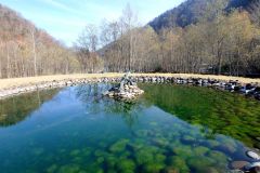 リュウタン湖下流の池の中心に鎮座するサツナイ竜