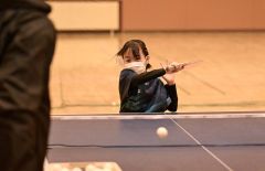 吉田さんの指導球を受ける小学生（須貝拓也撮影）