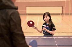 吉田さんの指導球を受ける小学生（須貝拓也撮影）
