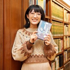 「読んでいる間が楽しいと思ってもらえるものを書きたい」と話す村雲さん（東京都内の講談社で。大賀章好撮影）