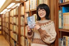 「読んでいる間が楽しいと思ってもらえるものを書きたい」と話す村雲さん（東京都内の講談社で。大賀章好撮影）