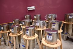 大きさが違う醸造タンクを多数そろえ、ブドウの収量に合わせて使い分けている