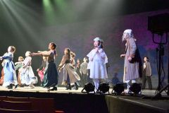 スクルージや精霊を演じるメンバー