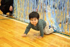 上手に障害物を抜ける赤ちゃん