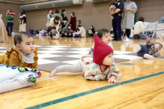 お父さんと、お母さんの元へ向かう赤ちゃんら