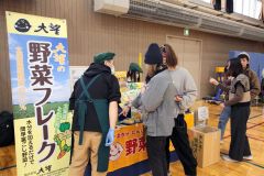 参加者に商品をプレゼントする「大望」（幕別町）