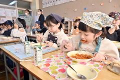 大豆ミートが入ったボロネーゼを食べる子どもたち