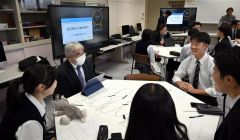 町議と１０年後の自分をテーマに意見を交わす生徒たち