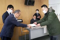 賞状を受け取る村上さん（右）
