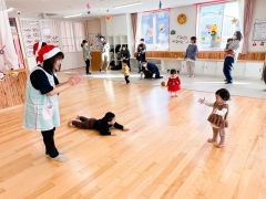 ゲームやその遊び楽しむ　子育て支援センターでクリスマス会　広尾 2