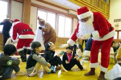 園児にクリスマスプレゼント　足寄ロータリークラブ 2