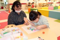 紙のリースを作る参加者
