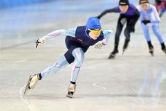 【６年女子１０００メートル】安定した滑りで後続を引き離す大正の笹渕花乃