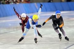 【６年男子１５００メートル】ゴール直前で粘りを見せる池田の川村莞太（中央）