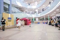 来春の長崎屋帯広店閉館をしのび、ライブで盛り上げるスターターリボンのメンバー（平栗玲香通信員撮影）