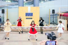 来春の長崎屋帯広店閉館をしのび、ライブで盛り上げるスターターリボンのメンバー（中央がリーダーの近藤さん）＝平栗玲香通信員撮影