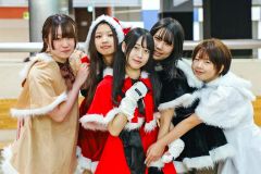 来春の長崎屋帯広店閉館をしのび、ライブで盛り上げたスターターリボンのメンバー（中央がリーダーの近藤さん）＝平栗玲香通信員撮影
