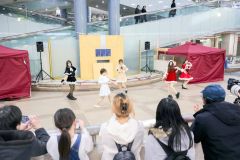 来春の長崎屋帯広店閉館をしのび、ライブで盛り上げるスターターリボンのメンバー（平栗玲香通信員撮影）