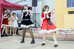 来春の長崎屋帯広店閉館をしのび、ライブで盛り上げるスターターリボンのメンバー（右がリーダーの近藤さん）＝平栗玲香通信員撮影