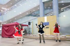 来春の長崎屋帯広店閉館をしのび、ライブで盛り上げるスターターリボンのメンバー（左がリーダーの近藤さん）＝平栗玲香通信員撮影
