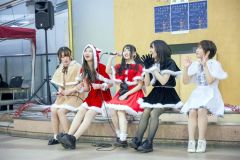 来春の長崎屋帯広店閉館をしのび、ライブ中のトークで盛り上げるスターターリボンのメンバー（中央がリーダーの近藤さん）＝平栗玲香通信員撮影