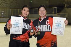 今大会の最優秀選手賞を受賞した帯広選抜の佐藤礼那主将（右）と最優秀若手選手賞の寺内姫夏（左）