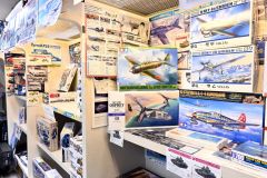 飛行機や戦車、車や鉄道などの模型がある
